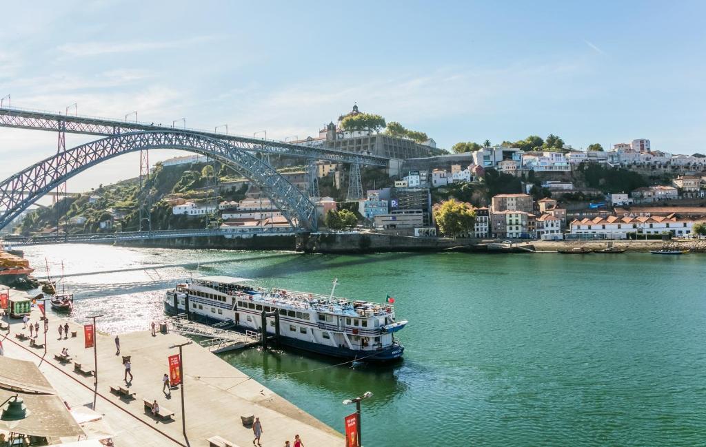 Elegant Porto Waterfront Cruise